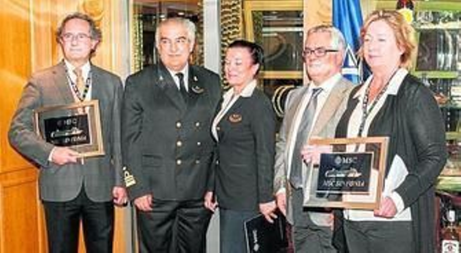 Autoridades municipales, junto a representantes del buque y dirigentes de MSC y de la Autoridad Portuaria de la Bahía de Cádiz.