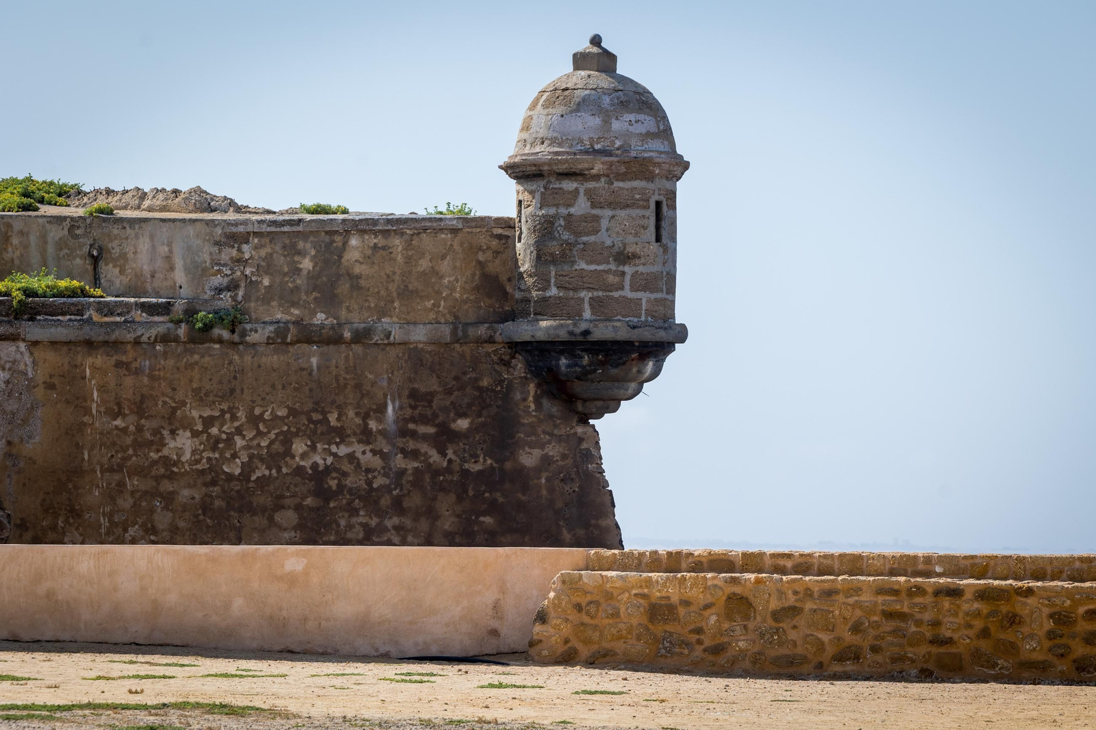 Imágenes del estado del castillo de San Sebastián de Cádiz