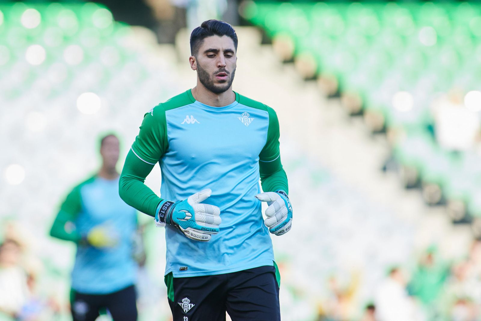 Rui Silva calienta en elBenito Villamarín en un partido dela pasada temporada.