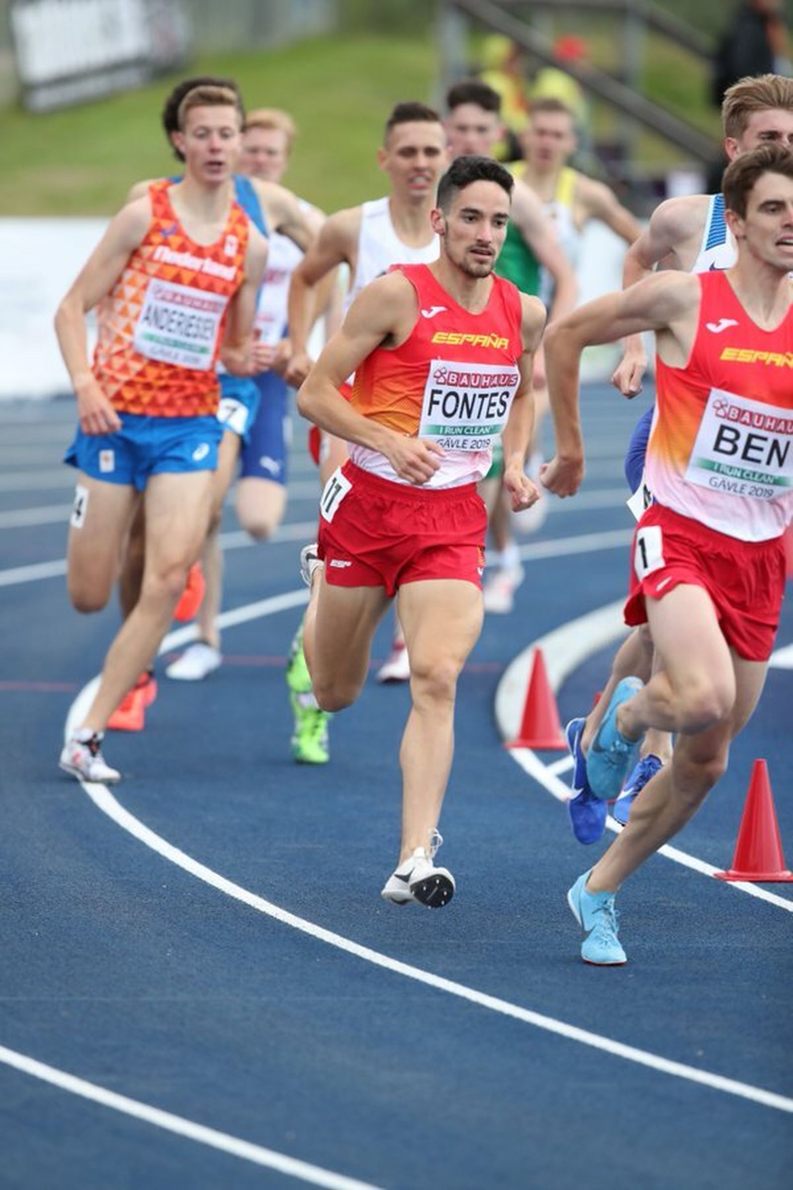 El corredor llegó a quedar en el séptimo lugar antes de conseguir la victoria.