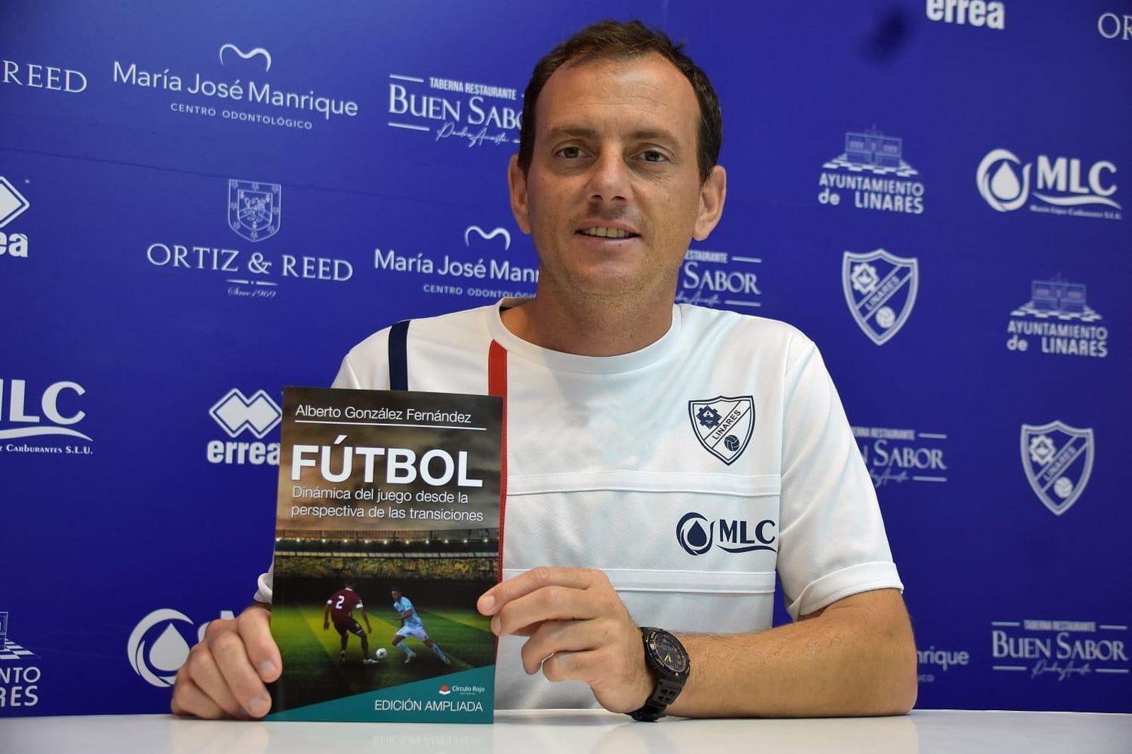 El entrenador del Linares, Alberto González, con uno de sus libros.