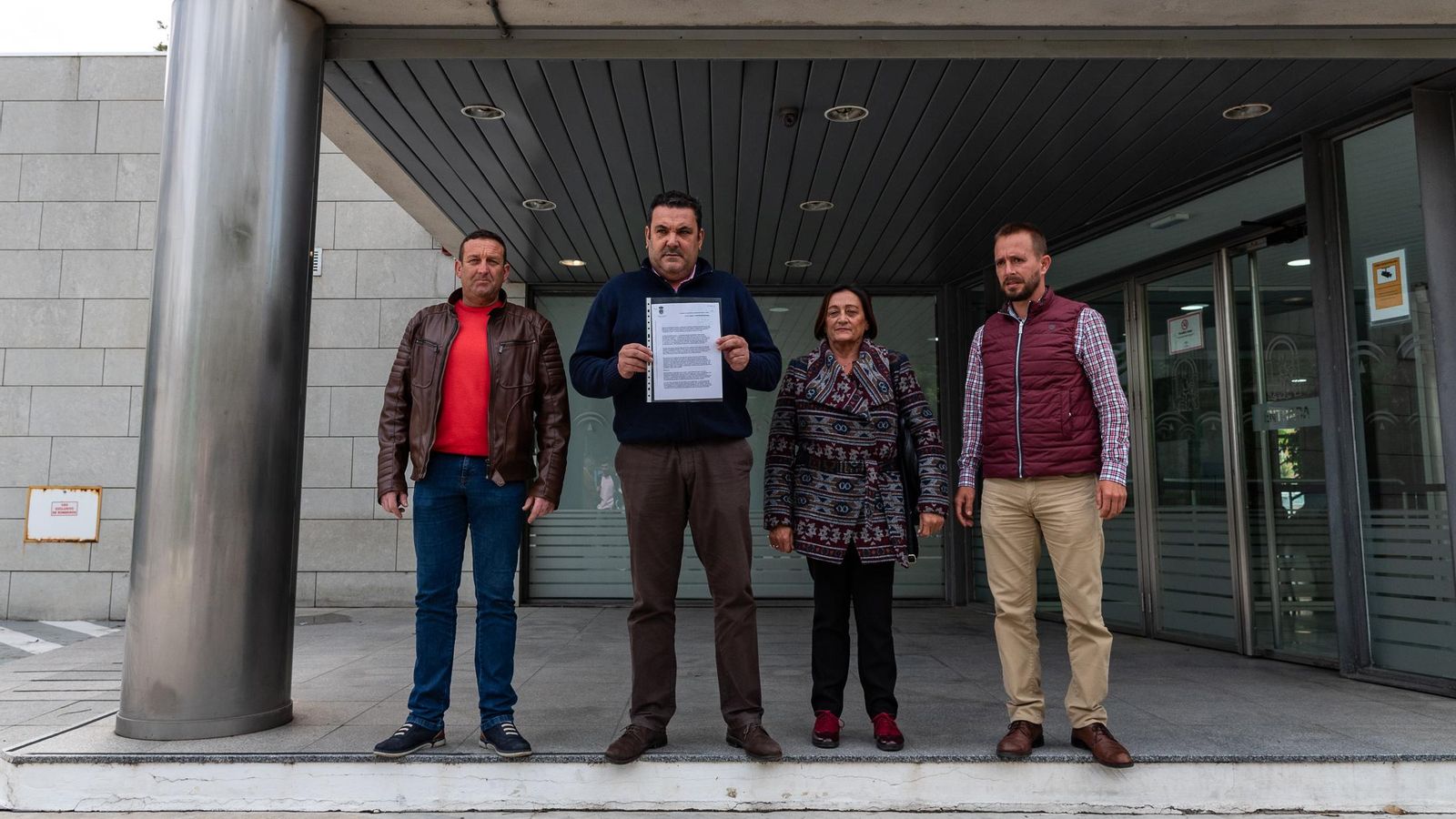 El alcalde de Tharsis muestra un documento entregado en la Junta