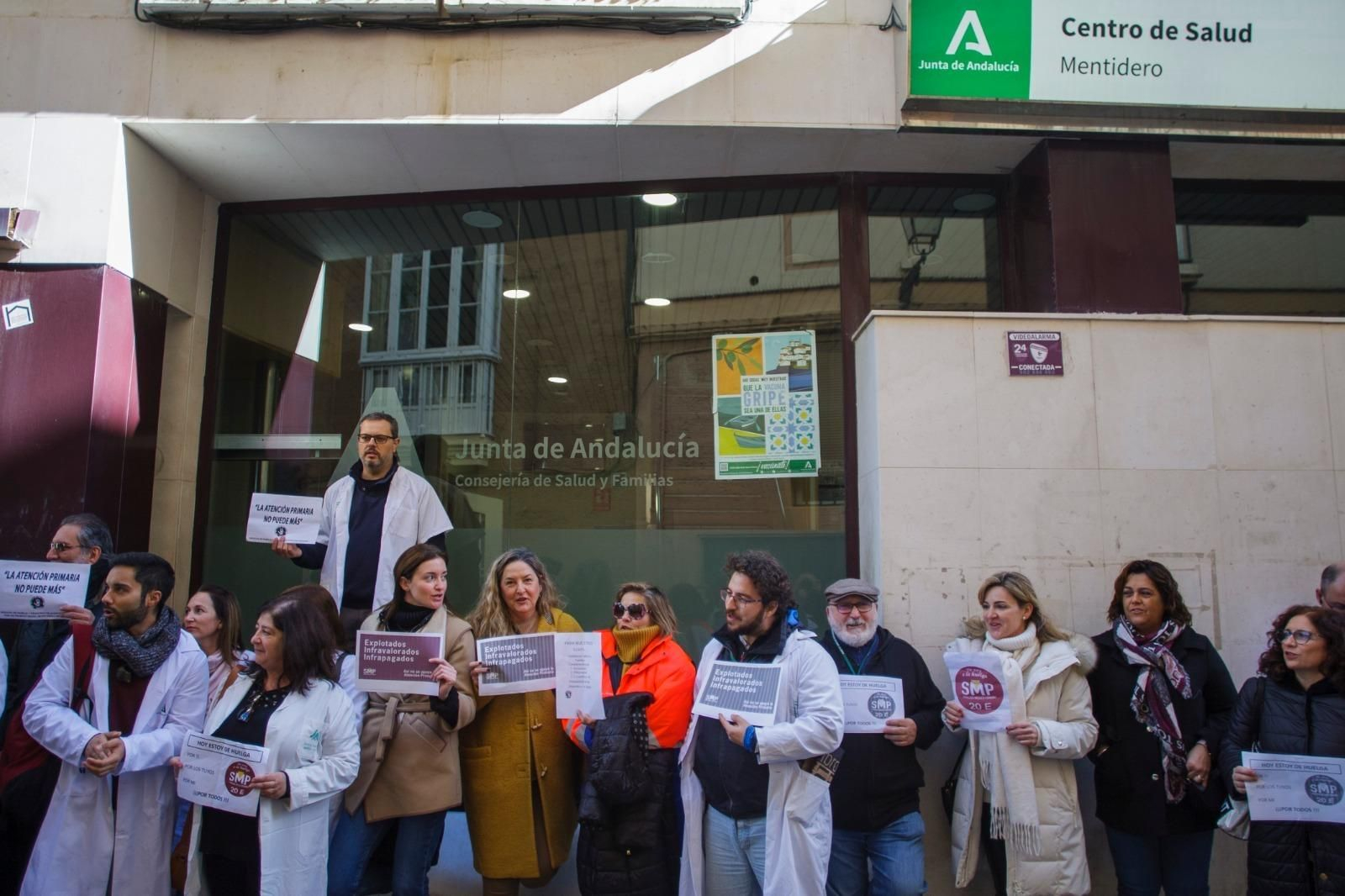 Concentración de médicos de atención primaria ante el centro de salud de la calle Cervantes.