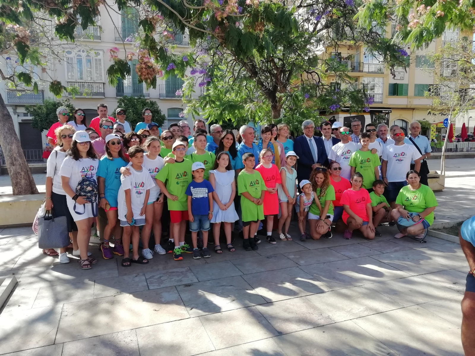 Parte del grupo que inicia el Camino con directivos del hospital, este jueves en la Plaza de la Merced. Parte del grupo que inicia el Camino con directivos del hospital, este jueves en la Plaza de la Merced.