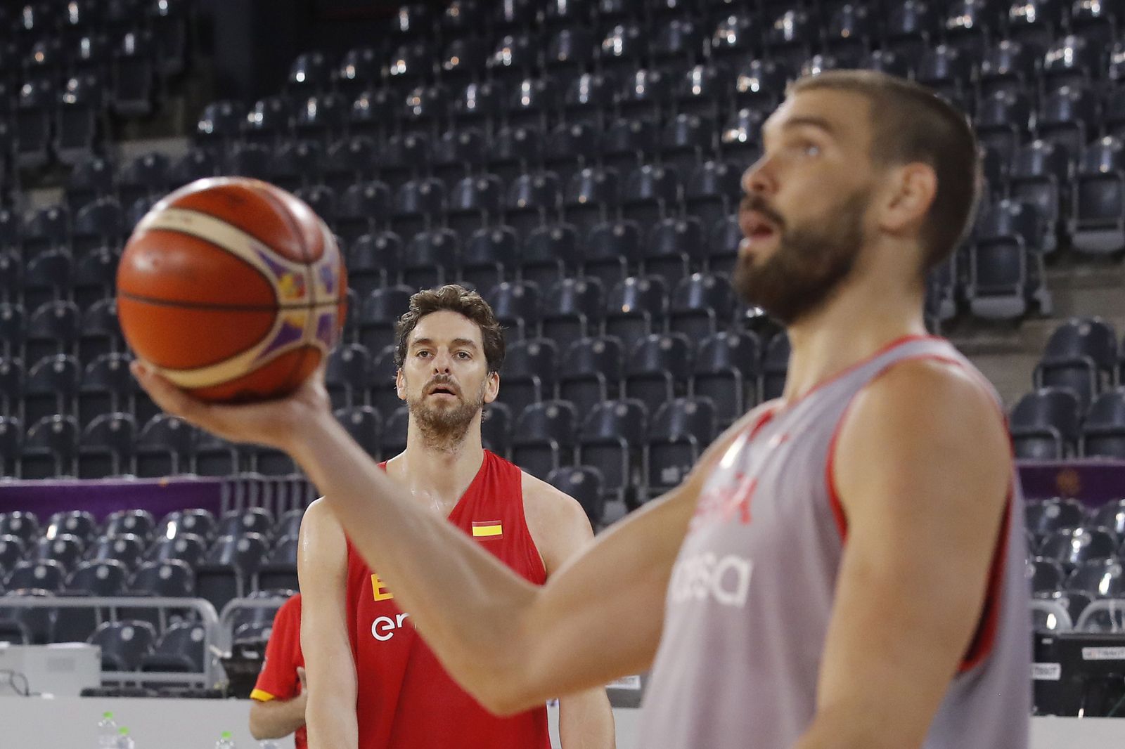 Marc y Pau Gasol se ejercitan durante un entrenamiento de la selección.