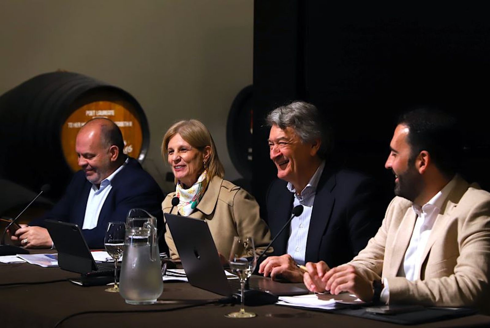 La alcaldesa de Jerez, María José García-Pelayo, junto al presidente del Consejo Regulador, César Saldaña, el gerente, José Luis Baños, y el tesorero, Fulgencio Meseguer.