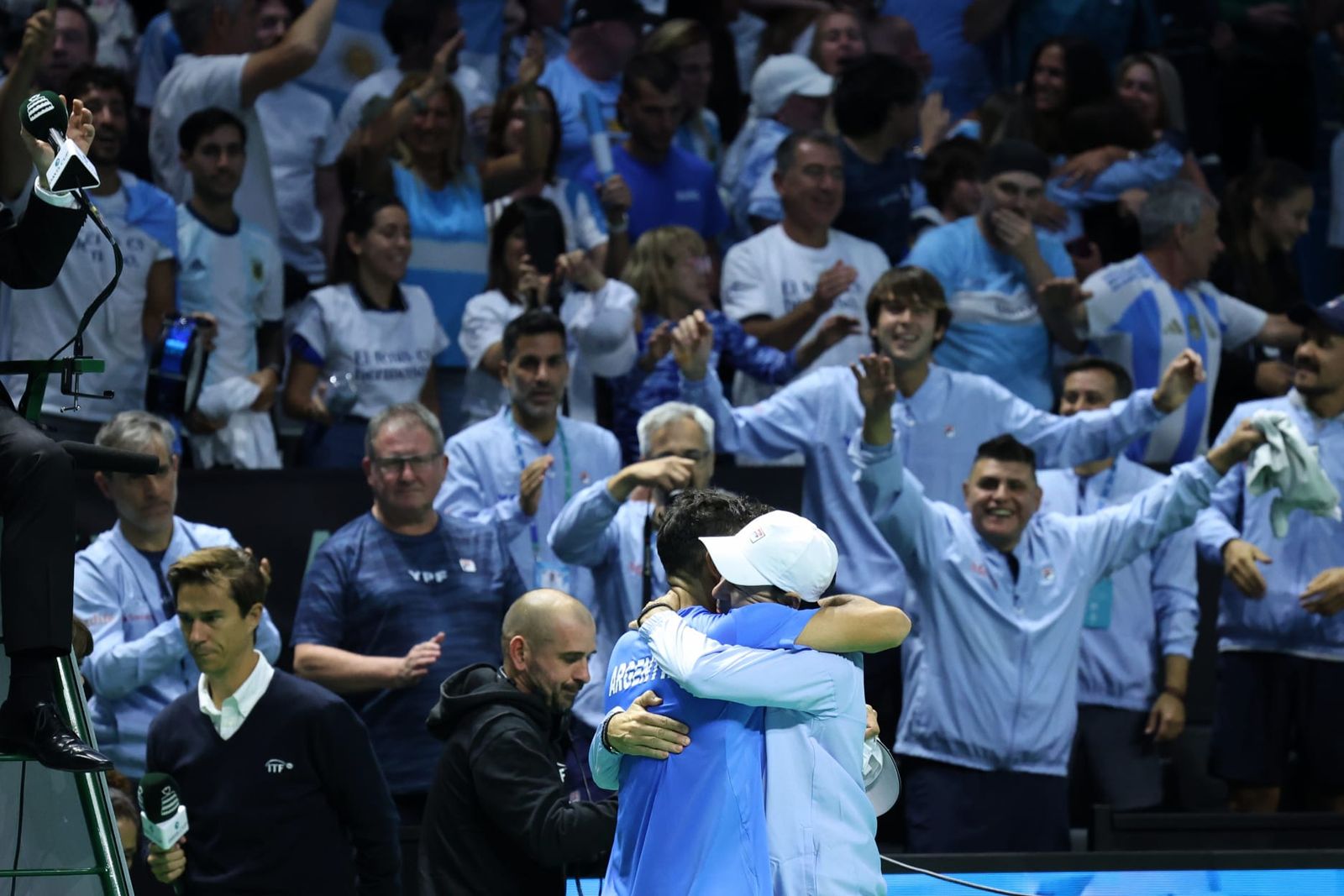 Cerundolo celebra con la afición.
