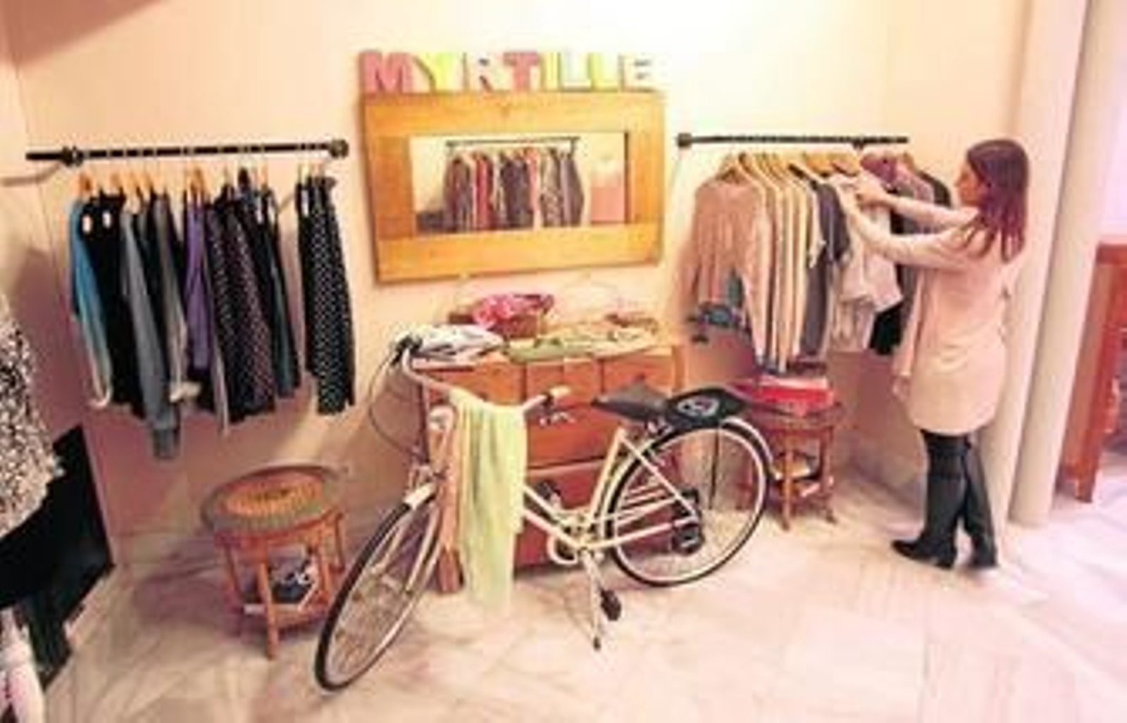 La dueña de Myrtille, Rocío Morillo, colocando ropa en su tienda de la calle El Silencio.