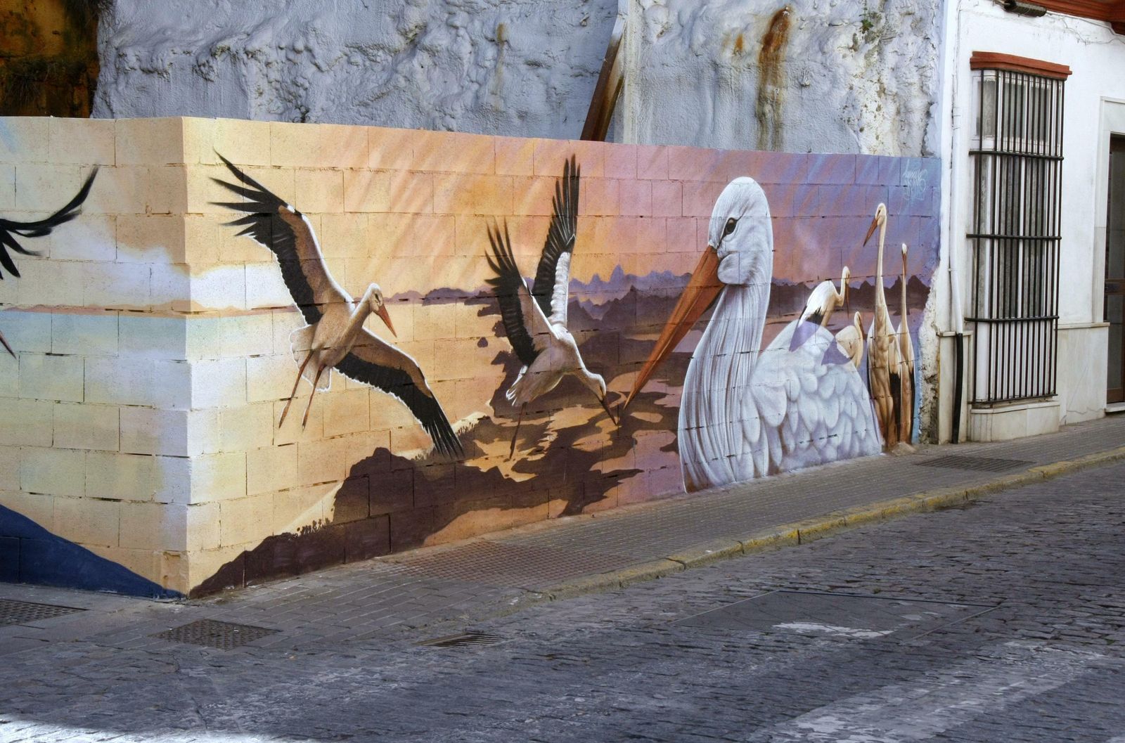 Fran Mesa concluye su mural entre las calles Palacios y Larga