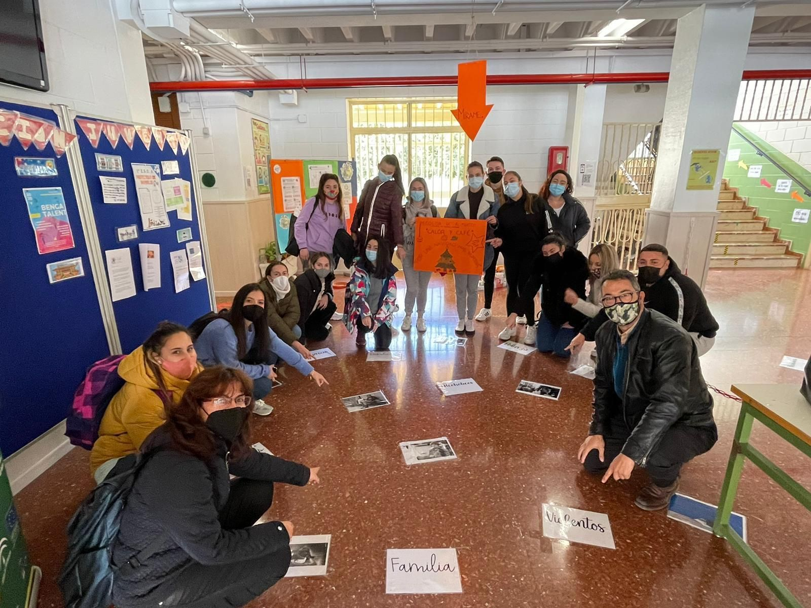 Estudiantes de segundo de Integración Social en el instituto Ben Gabirol y su profesor David Enríquez.