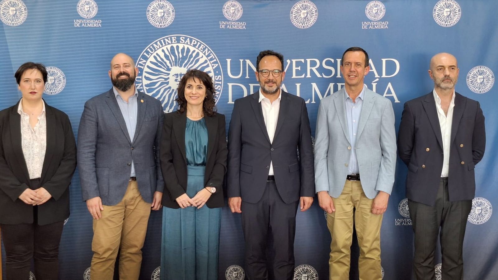 Antonio Hernando, secretario de Estado de Telecomunicaciones e Infraestructuras digitales y la Vicerrectora de Trasformación Digital e Infraestructuras de la Universidad de Almería, Pilar Martínez Ortigosa, junto al subdelegado del Gobierno en Almería, José María Martín y miembros del gobierno de la Universidad de Almería