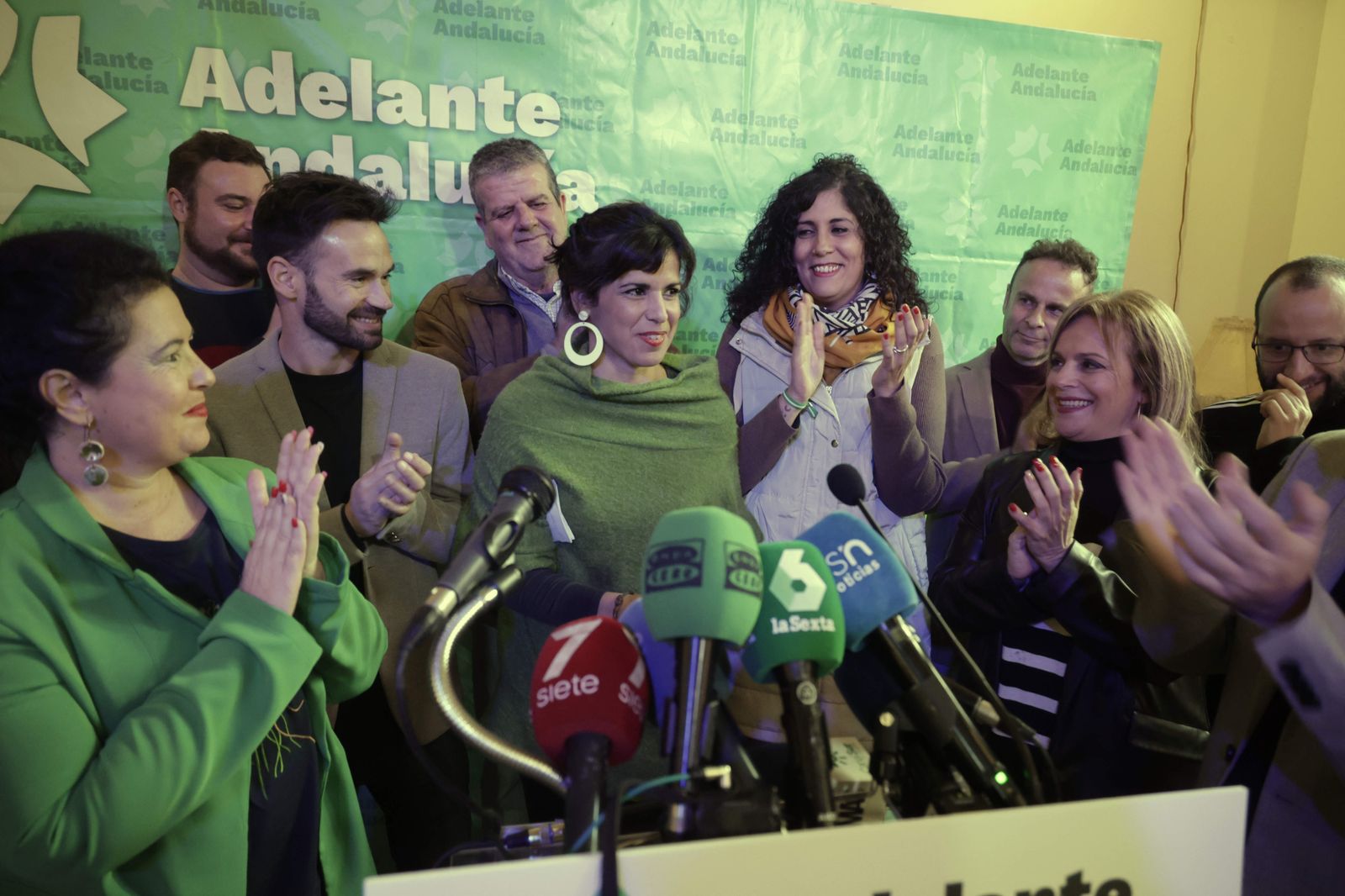 Teresa Rodríguez, arropada por los integrantes de Adelante Andalucía en su despedida.