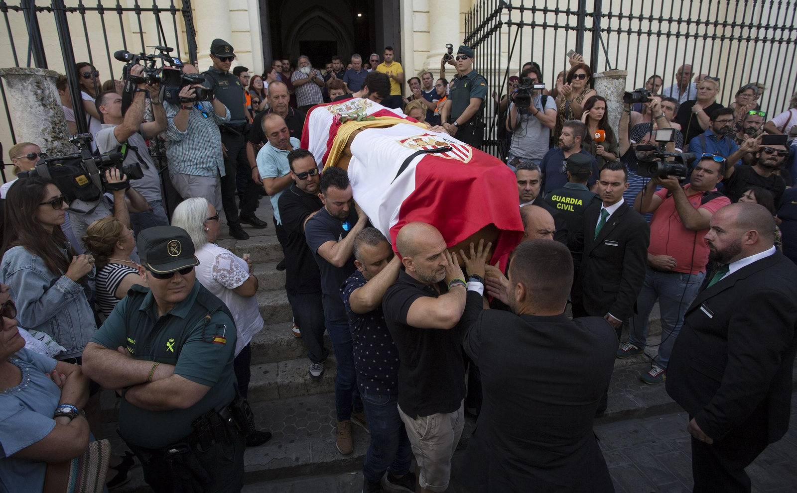 Utrera despide a Reyes en un multitudinario funeral.