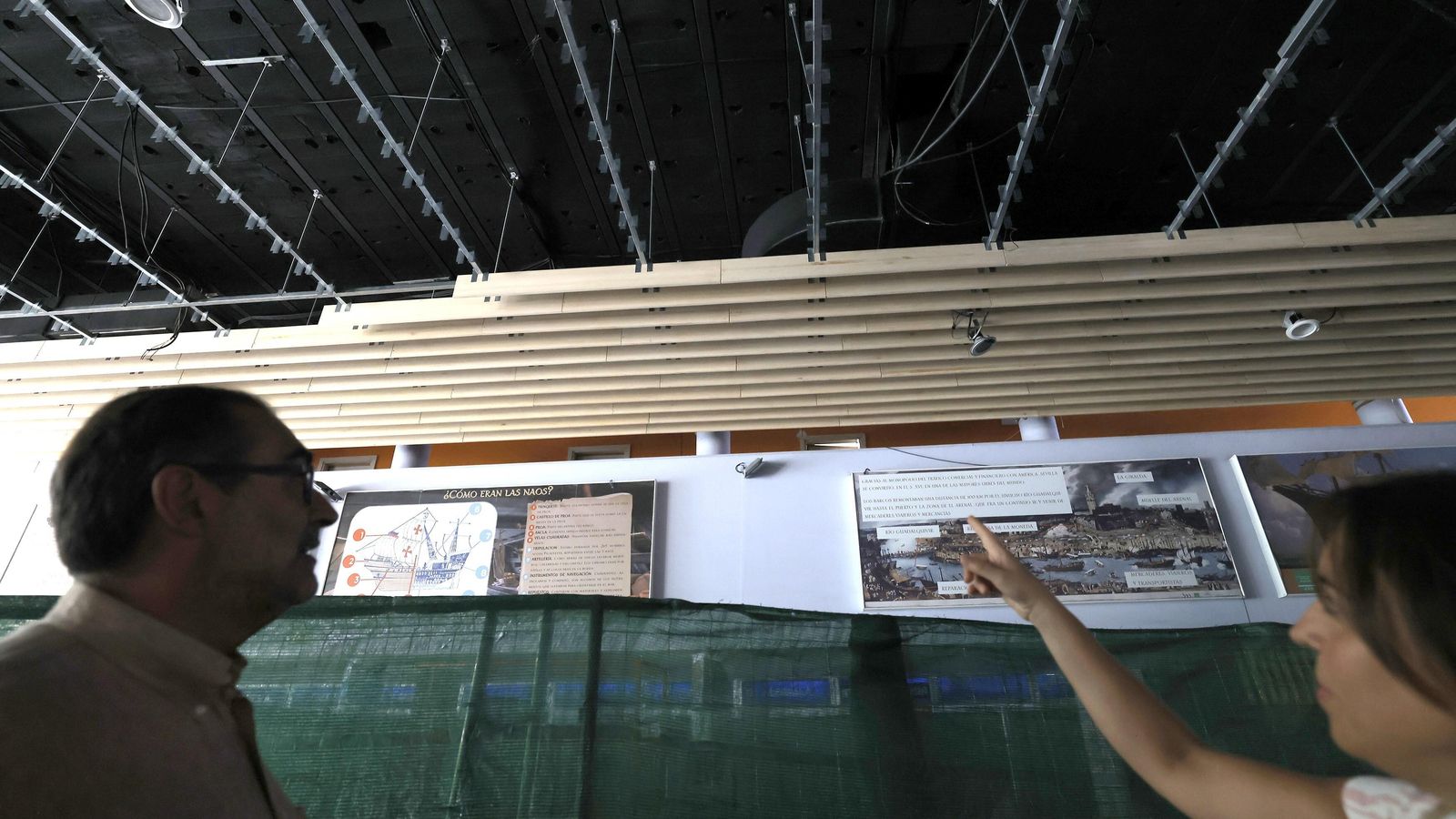 Las lamas de madera revisten el techo del vestíbulo.