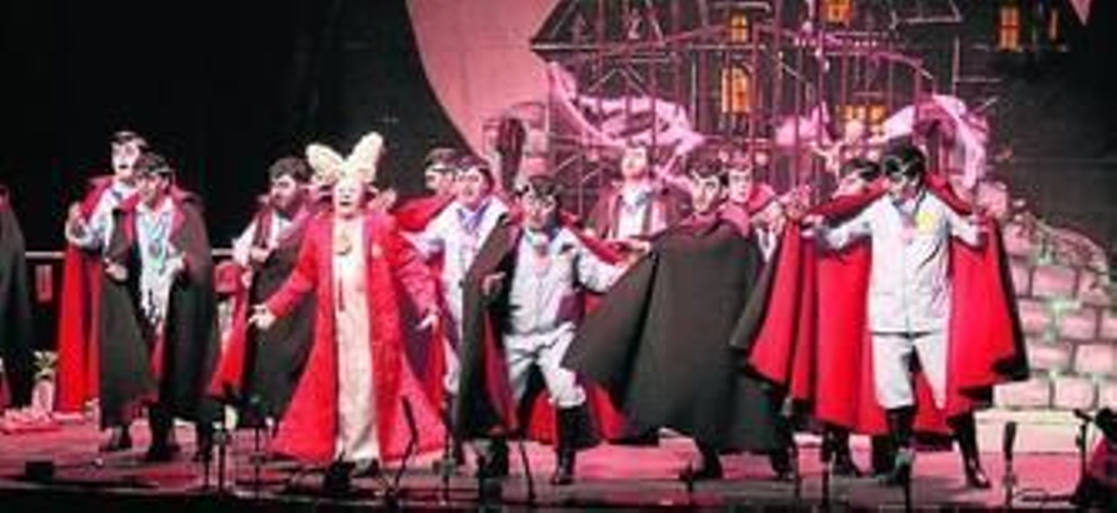 1. La murga de Huelva Zembrando el pánico actuó  el sábado en quinto lugar. 2. Componentes de la comparsa La última frontera. 3. La murga Una chirigota que cumple de Punta Umbría. 4. La comparsa de puntaumbrieña Los tiburones.  5. Desde San Juan Puerto llegó Zombilandia, una comparsa mixta. 6. Los componentes del cuarteto Agencia de viajes Juan y Medio en plena actuación.