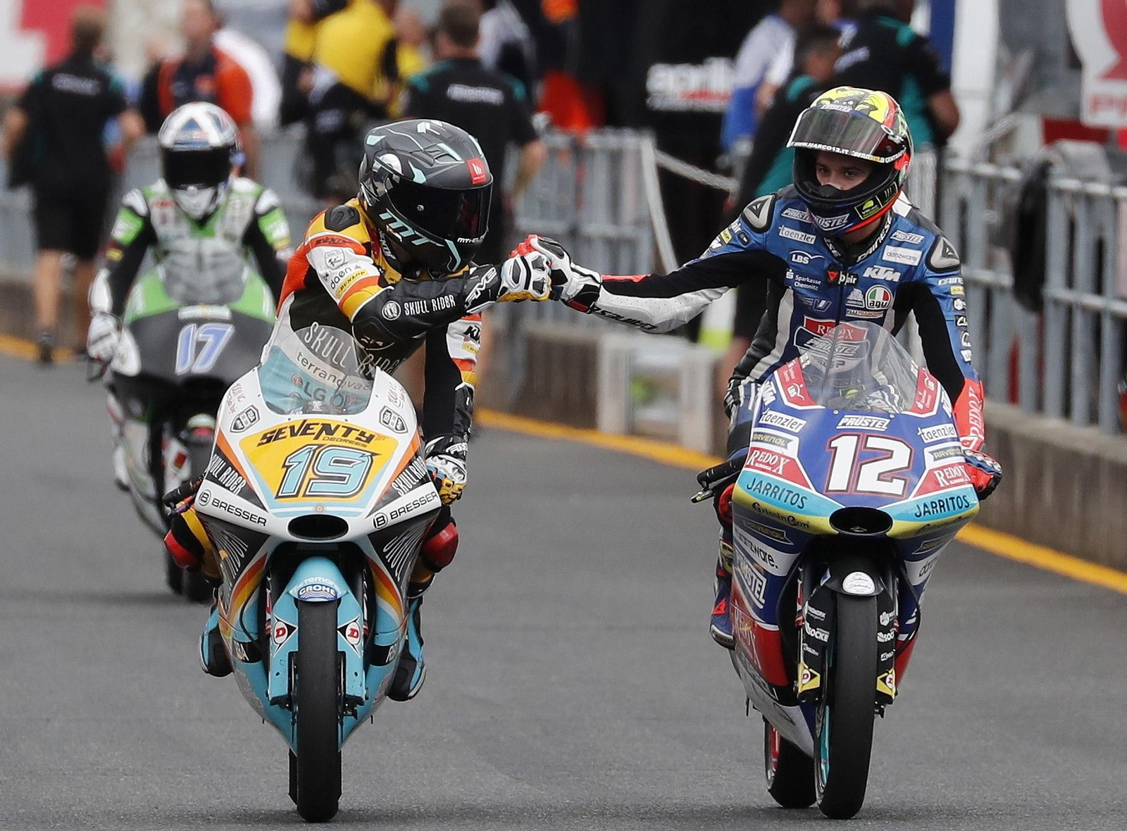 Bezzecchi y Rodrigo se saludan