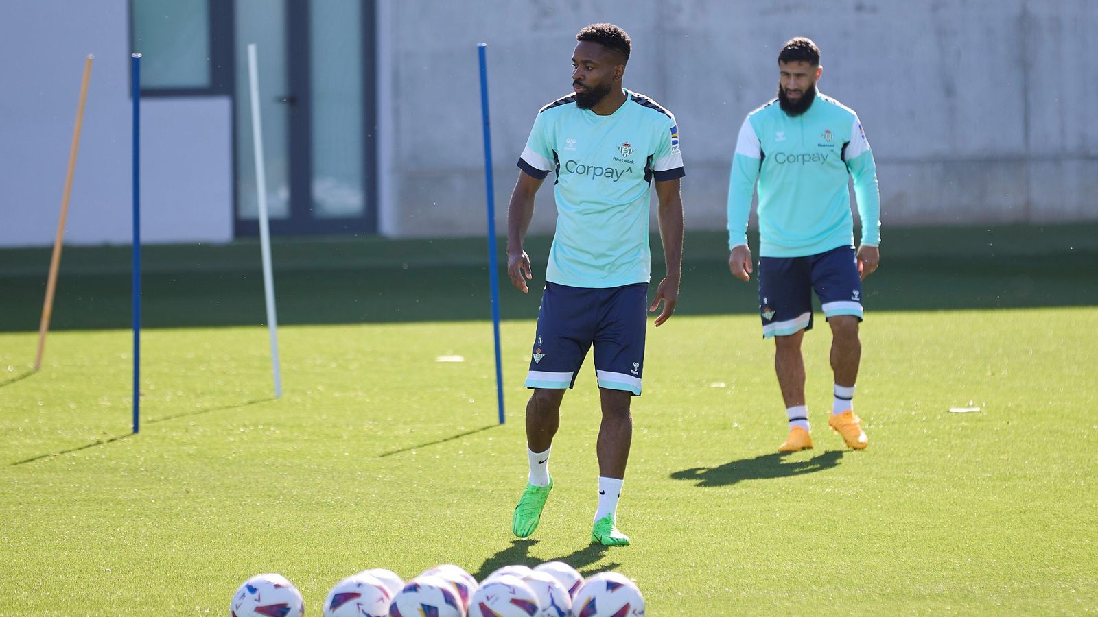 Bakambu, en un entrenamiento, junto a Fekir.