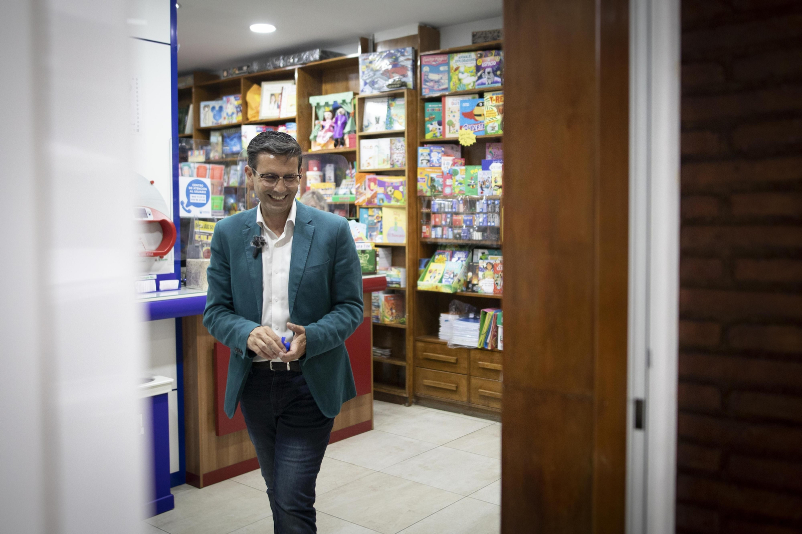 El paseo con Paco Cuenca, candidato del PSOE a la Alcaldía de Granada, en imágenes