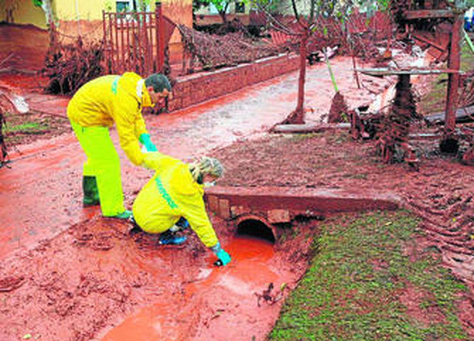 Dos miembros de Greenpeace recogen muestras del vertido en la localidad de Kolontar.