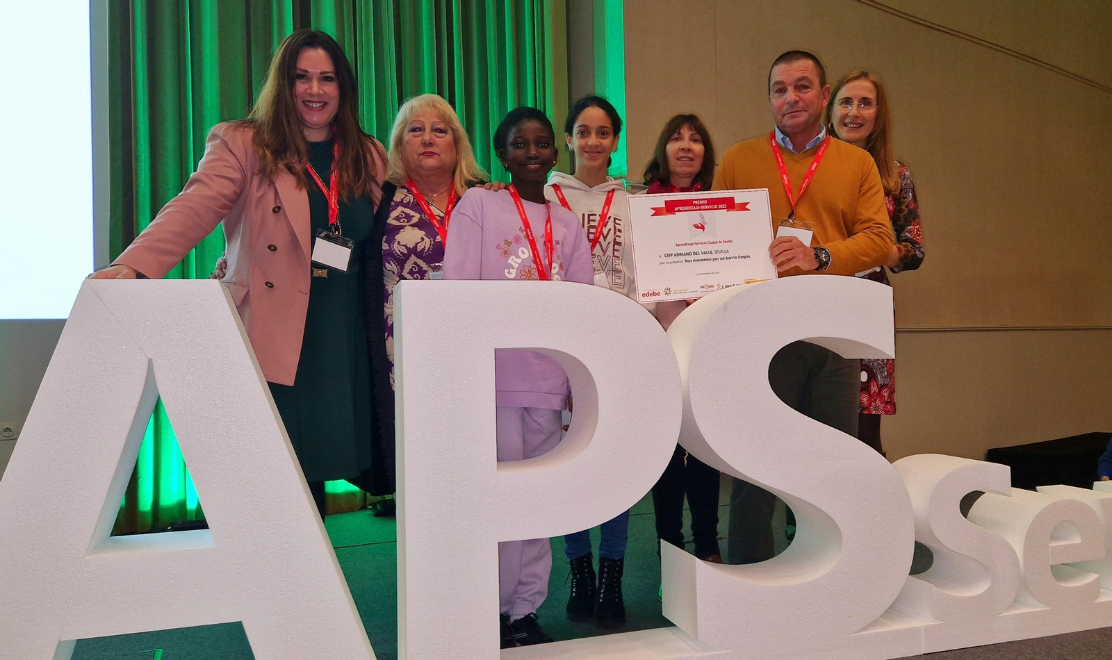 de la delegada Marisa Gómez con alumnado del CEIP Adriano del Valle de Sevilla, uno de los centros premiados.