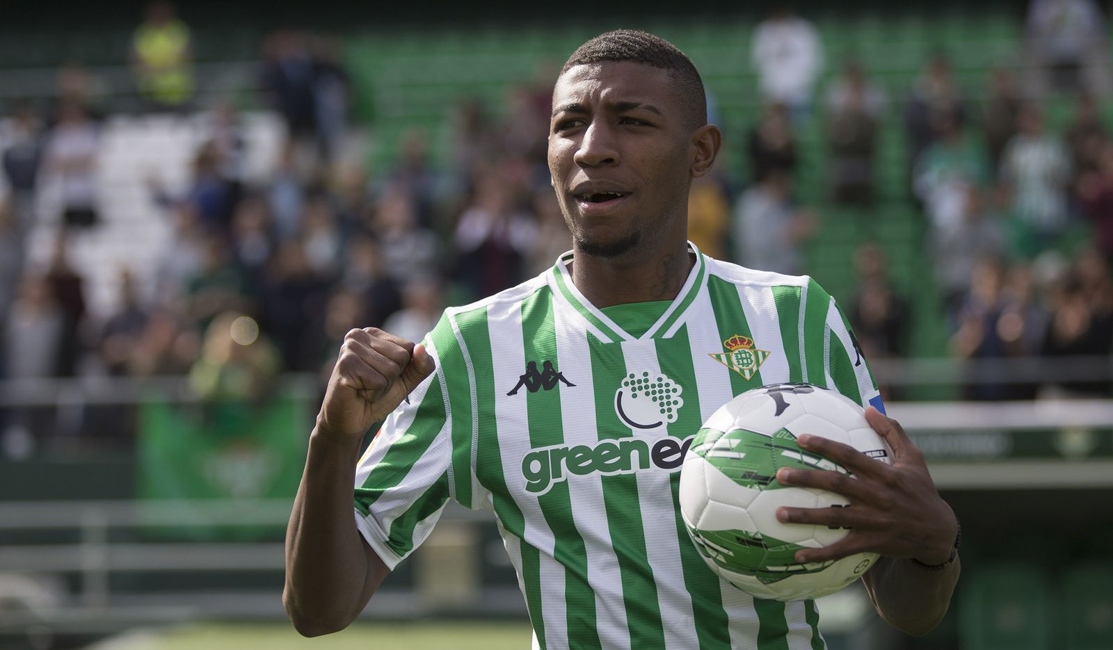 Emerson posa en el césped del Benito Villamarín.