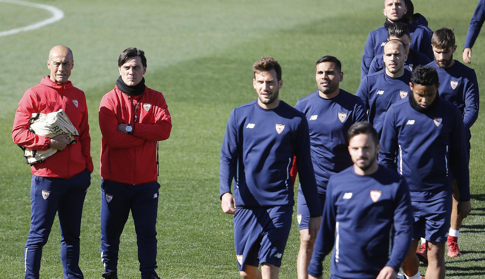 Montella junto a varios jugadores en el entrenamiento en la ciudad deportiva