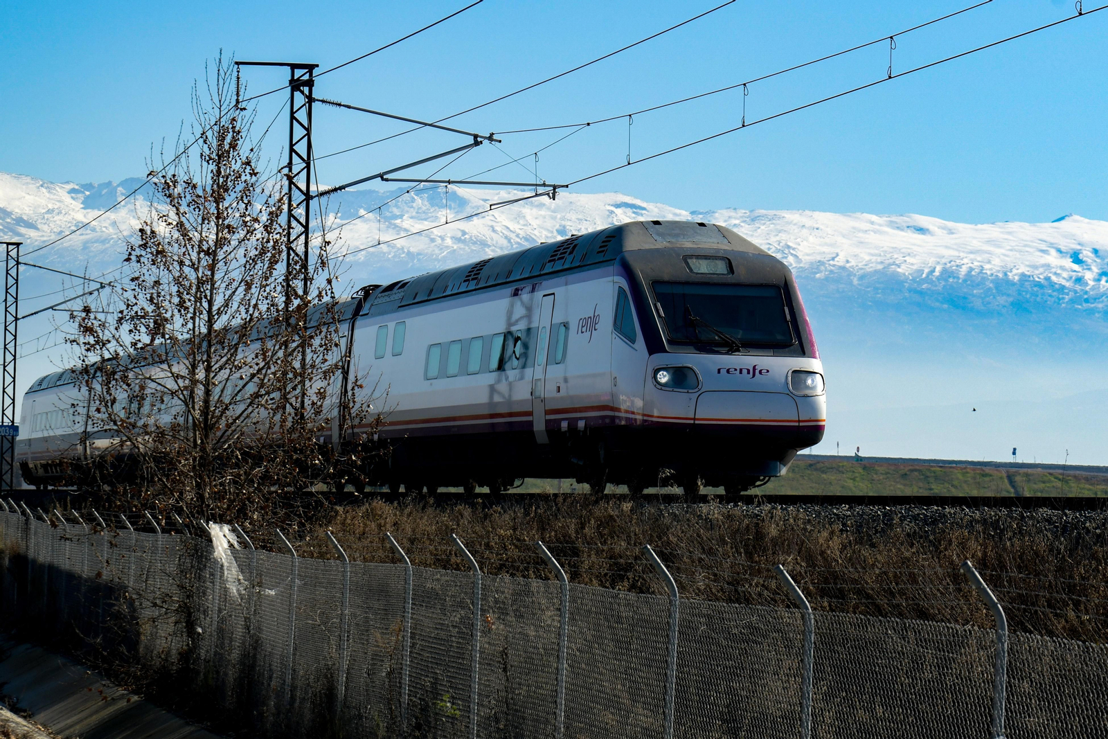 Un tren Avant de la Serie 114 sale de Granada en dirección a Sevilla este martes.