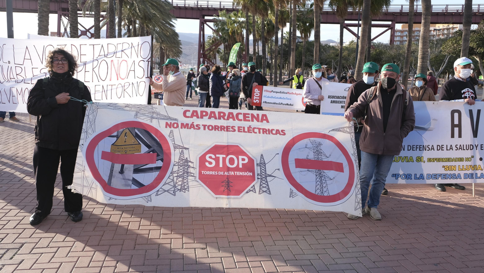 Fotogalería manifestación a favor de energías renovables ordenadas. Almería