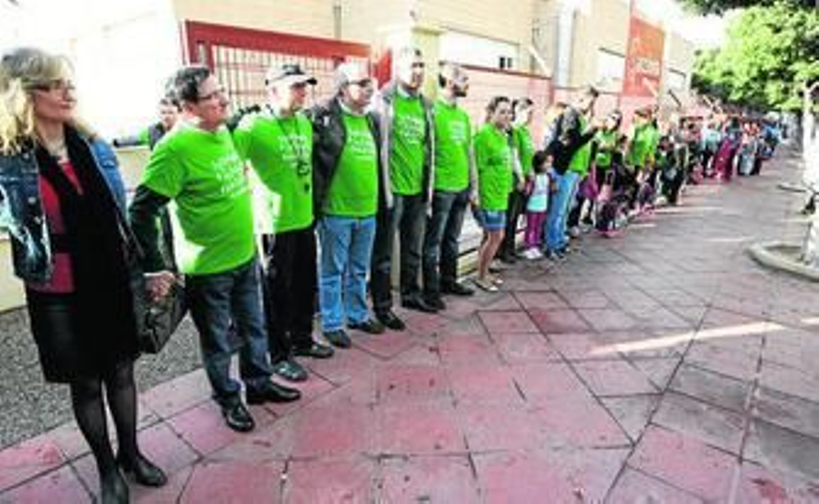 Padres y profesores, cogidos de la mano, alrededor del edificio del CEIP Europa, ayer.