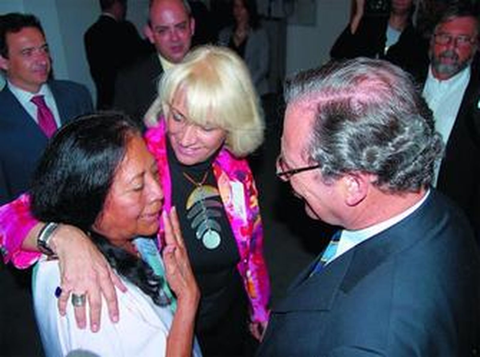 Teófila Martínez junto a la viuda de Atahualpa del Ciopo, Yolanda González, y el intendente de Montevideo.