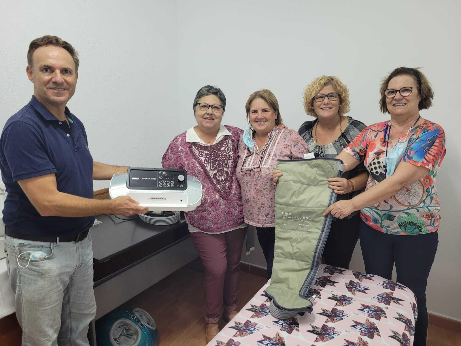 El diputado de Bienestar Social, David de la Encina, en la entrega del material terapéutico.