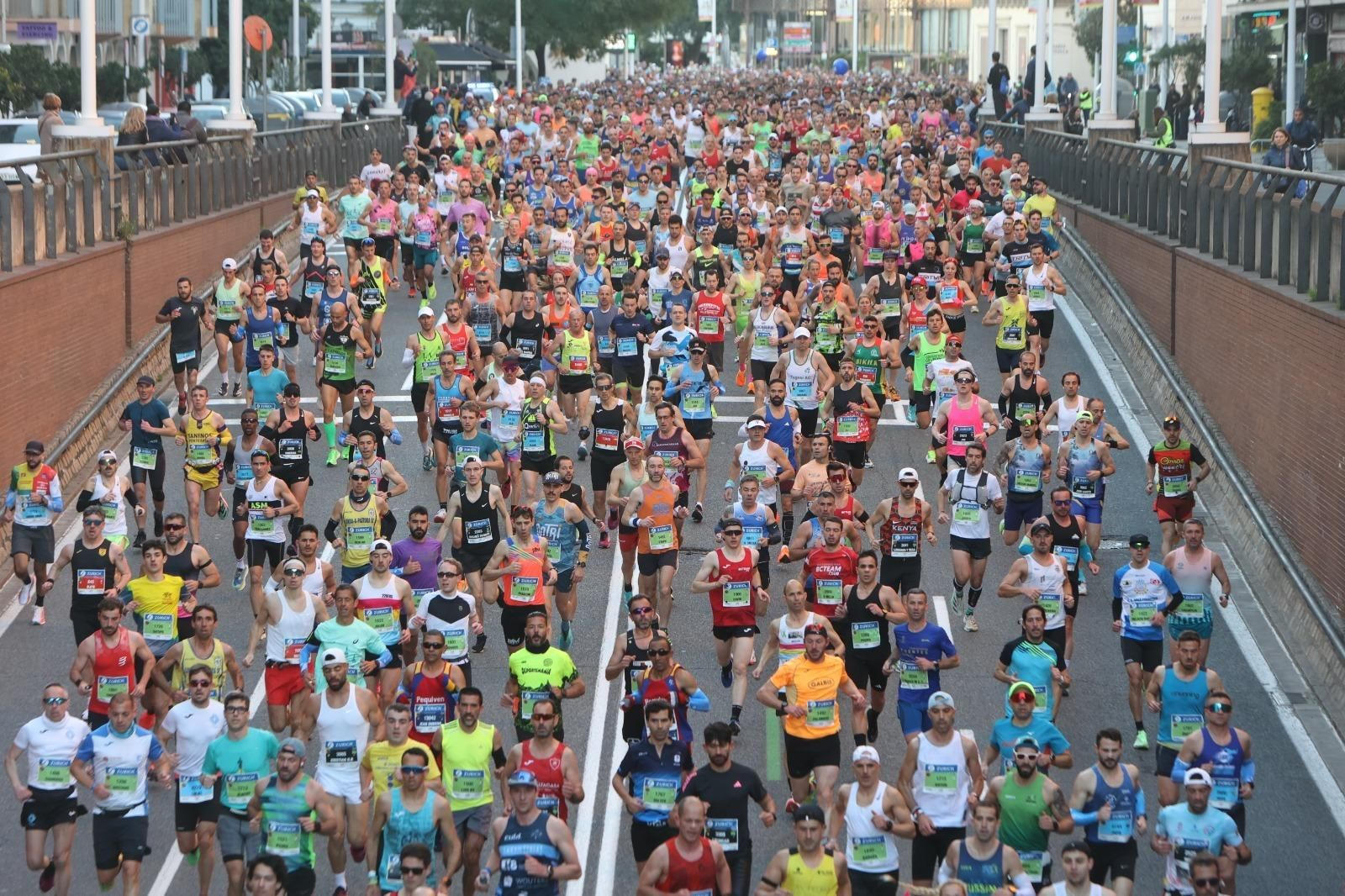Un grupo de corredores pasa por el subterráneo de la calle Arjona.