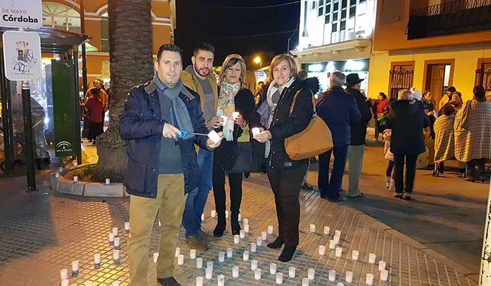 El alcalde enciende una vela en la edición de 2017.