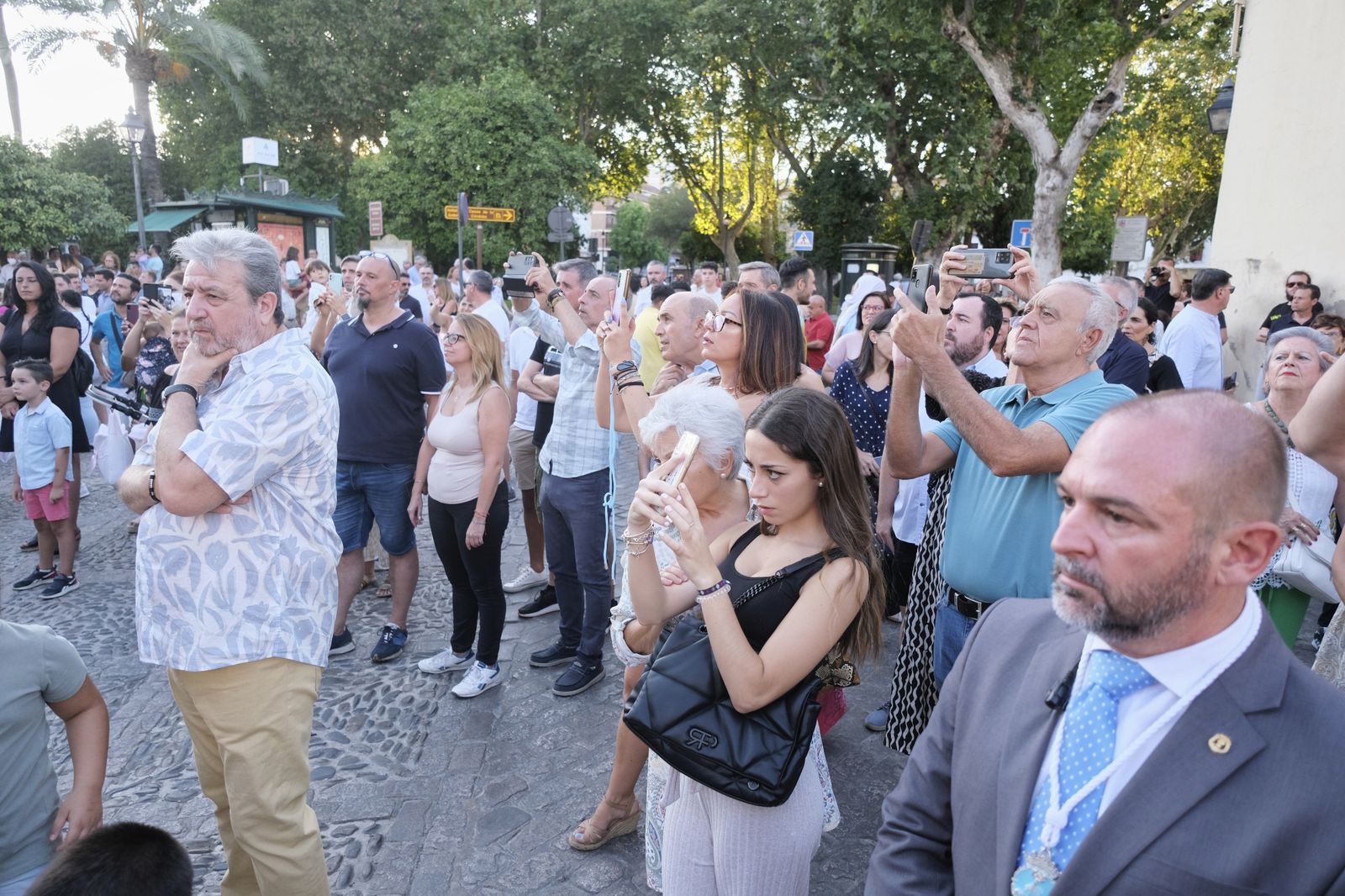 La procesión de la Virgen de Acá por las calles de Córdoba, en imágenes