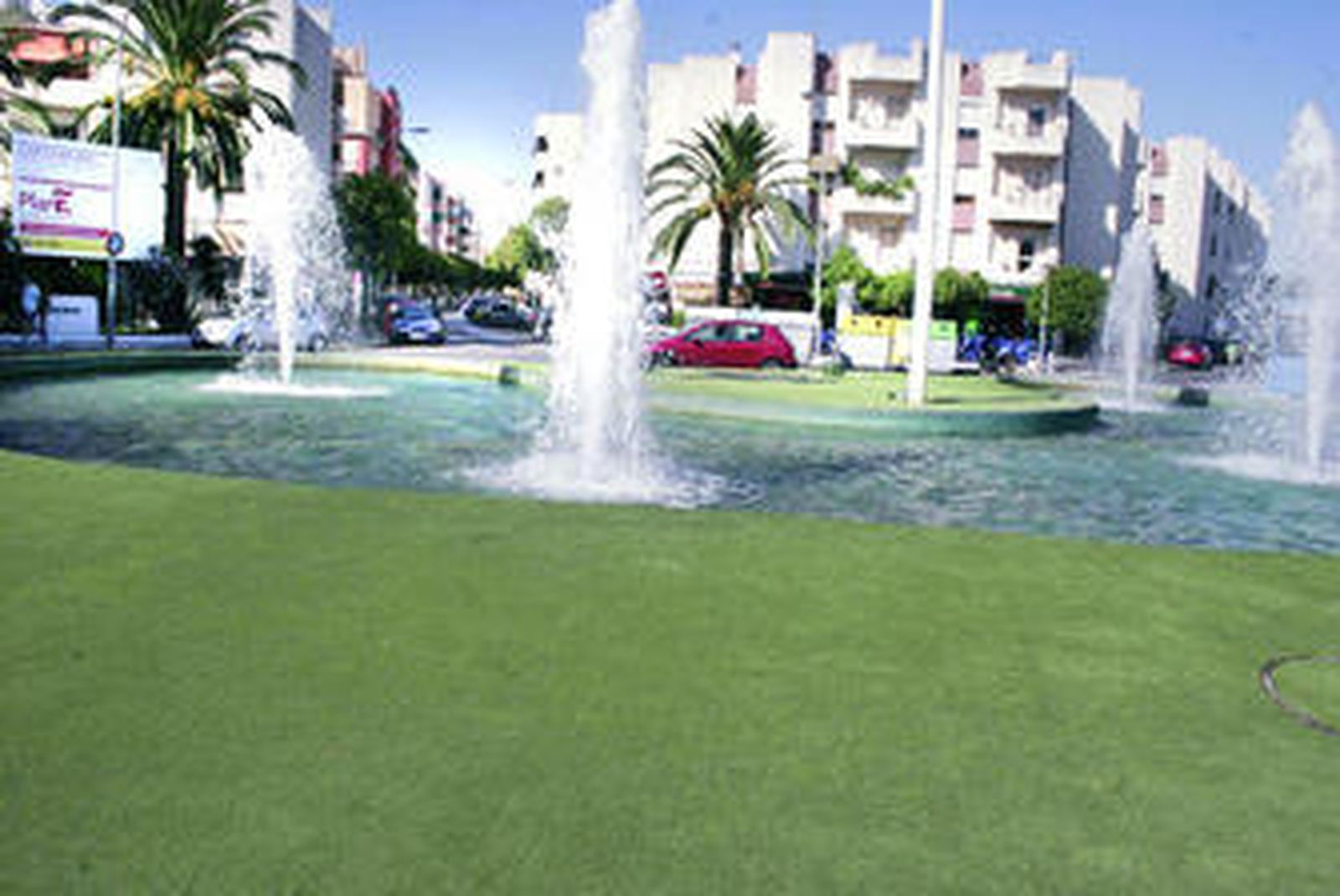 La fuente de la plaza de La Noria ha vuelto a funcionar.