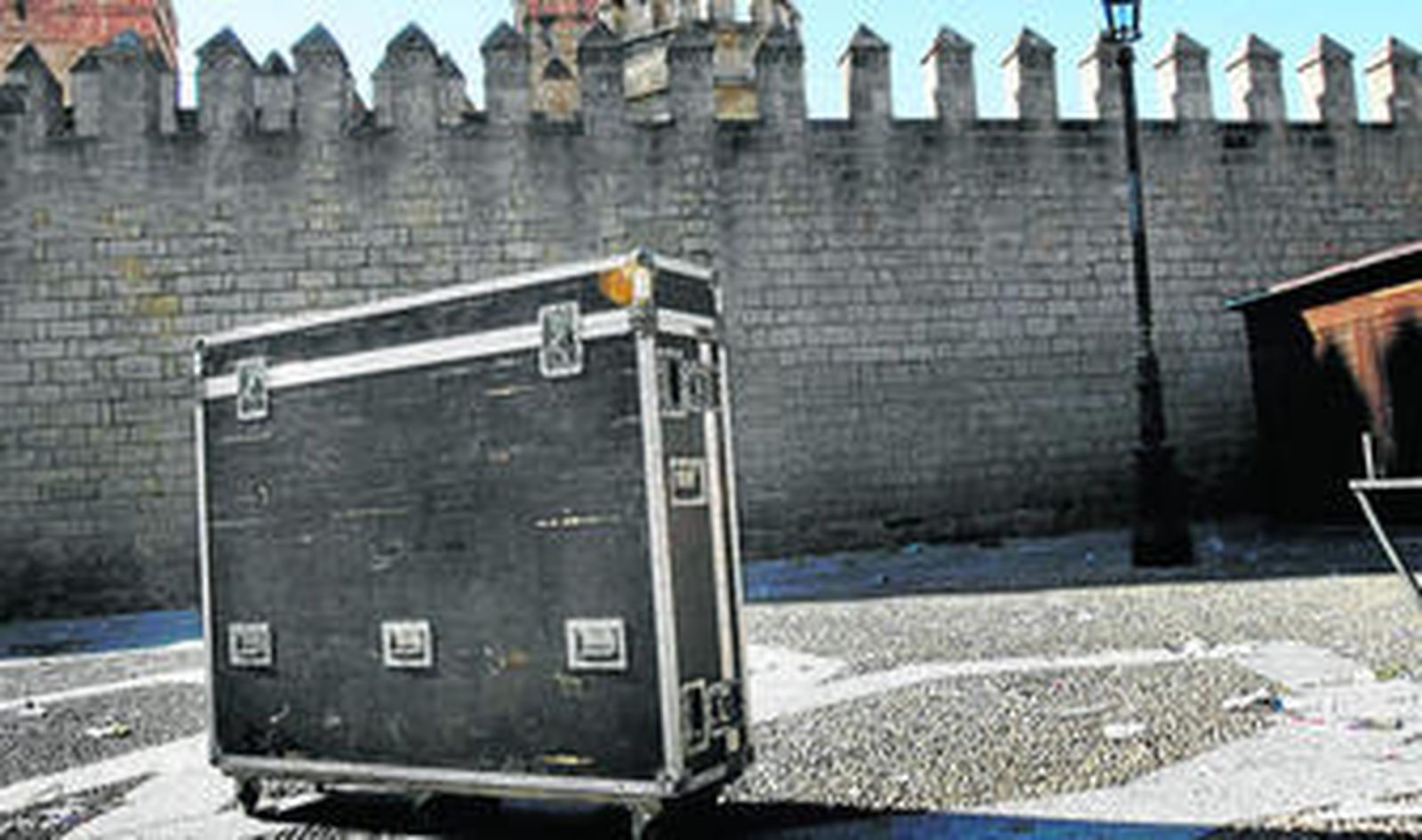 Una caja con los aparatos de los técnicos de sonido, ayer en la plaza de Alfonso X El Sabio, poco antes del montaje del céntrico escenario.