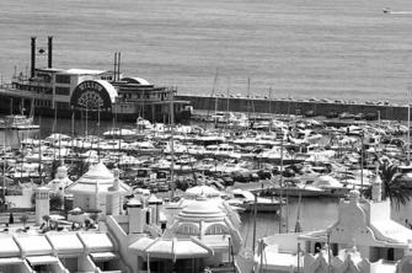 Vista de embarcaciones recreativas en Puerto Marina.