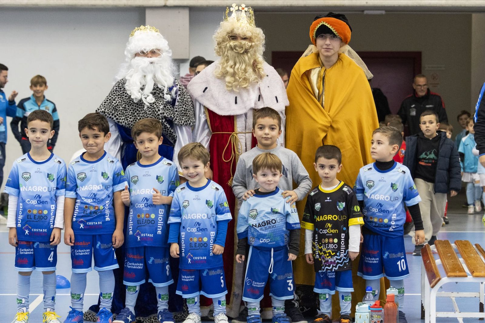 Los jugadores de El Ejido Futsal posan con los Reyes Magos.