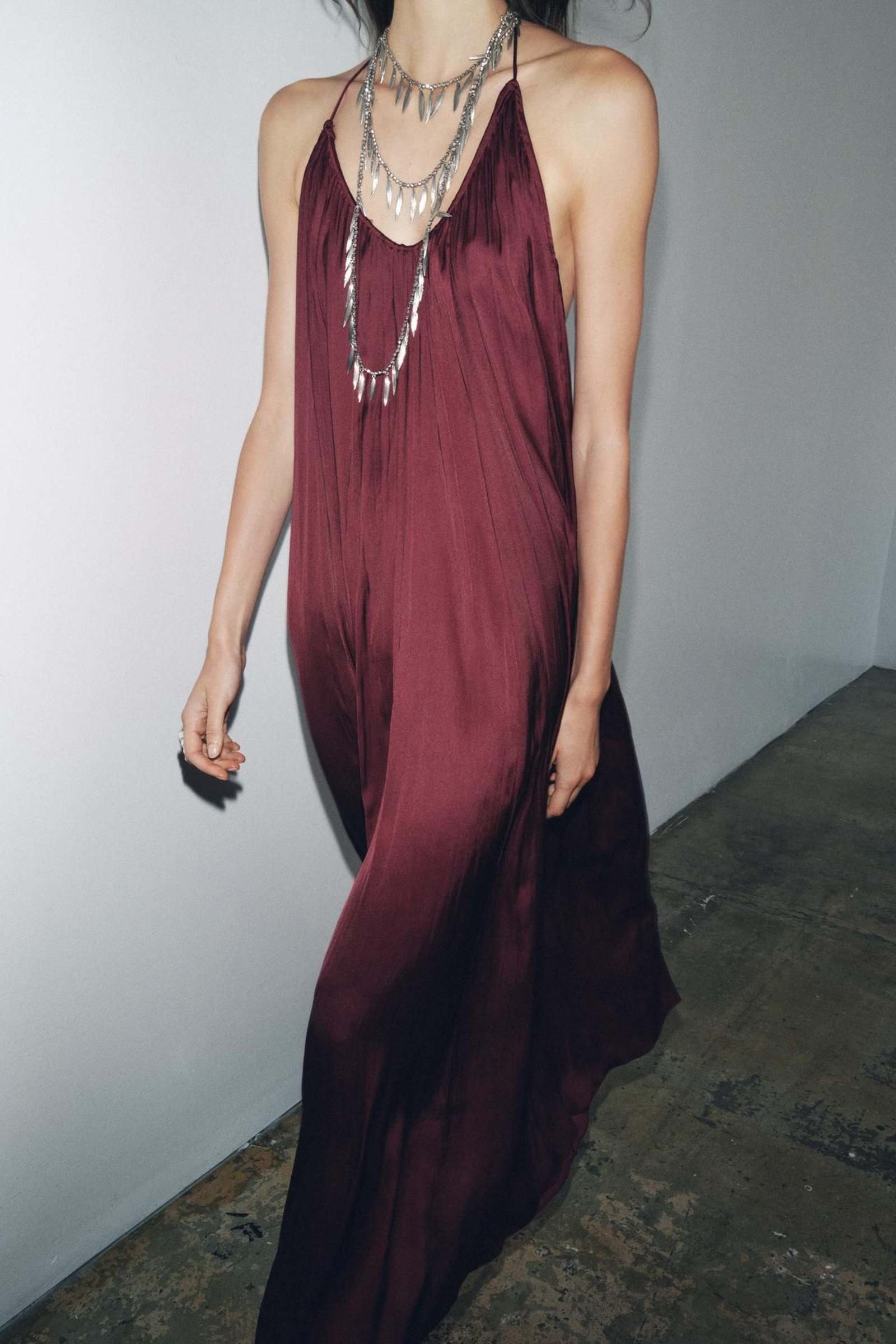Vestido vaporoso de Zara.