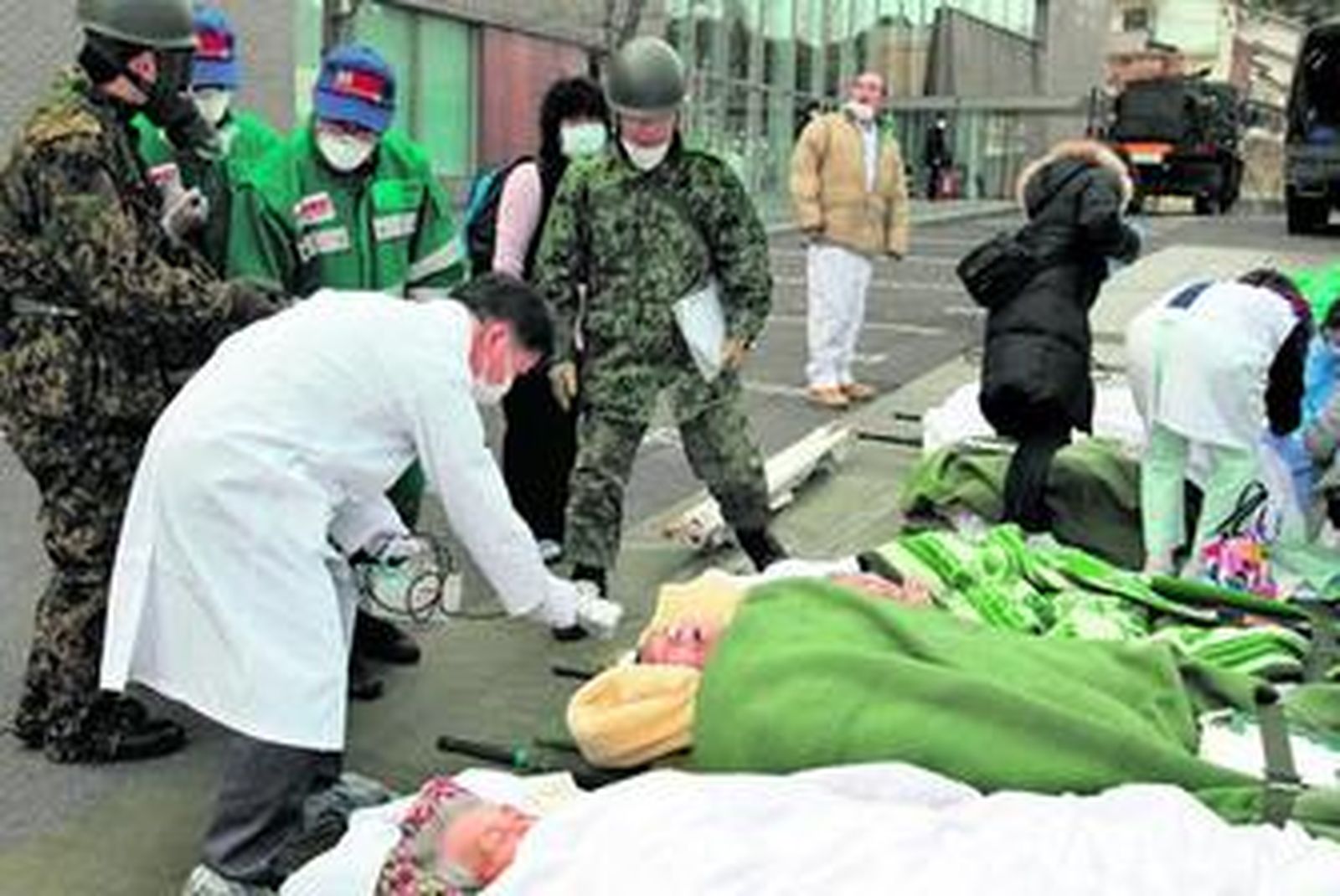 Un médico militar mide los niveles de contaminación en varios residentes de la localidad de Otama, en la prefectura de Fukushima.