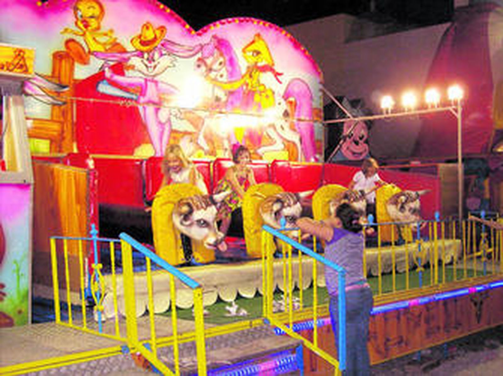 Los pequeños se lo pasan en grande montándose en todo tipo de cacharritos.