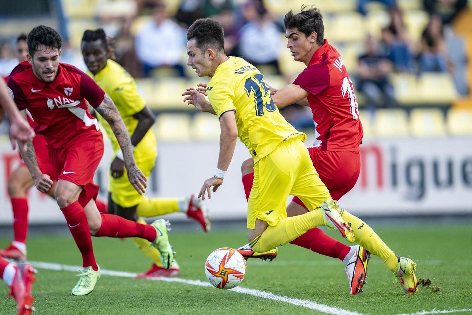 El ruso Nikita, autor del polémico 2-0, trata de zafarse de Juanlu.