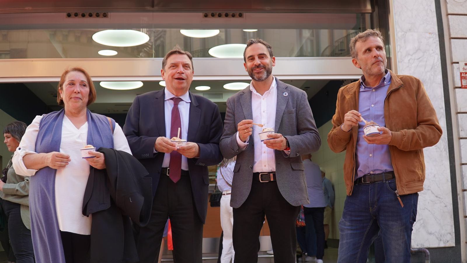 Los socialistas han tomado un helado para refrescarse en calle Larios.