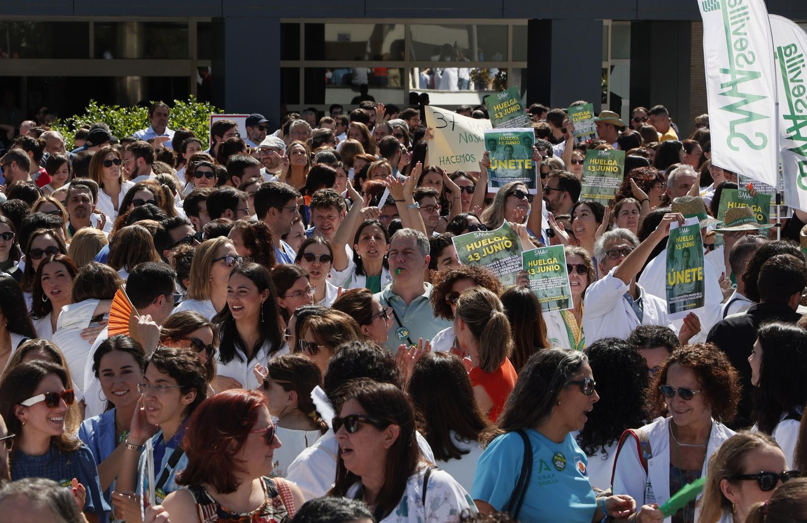 Las imágenes de la manifestación de los médicos sevillanos contra el nuevo estatuto