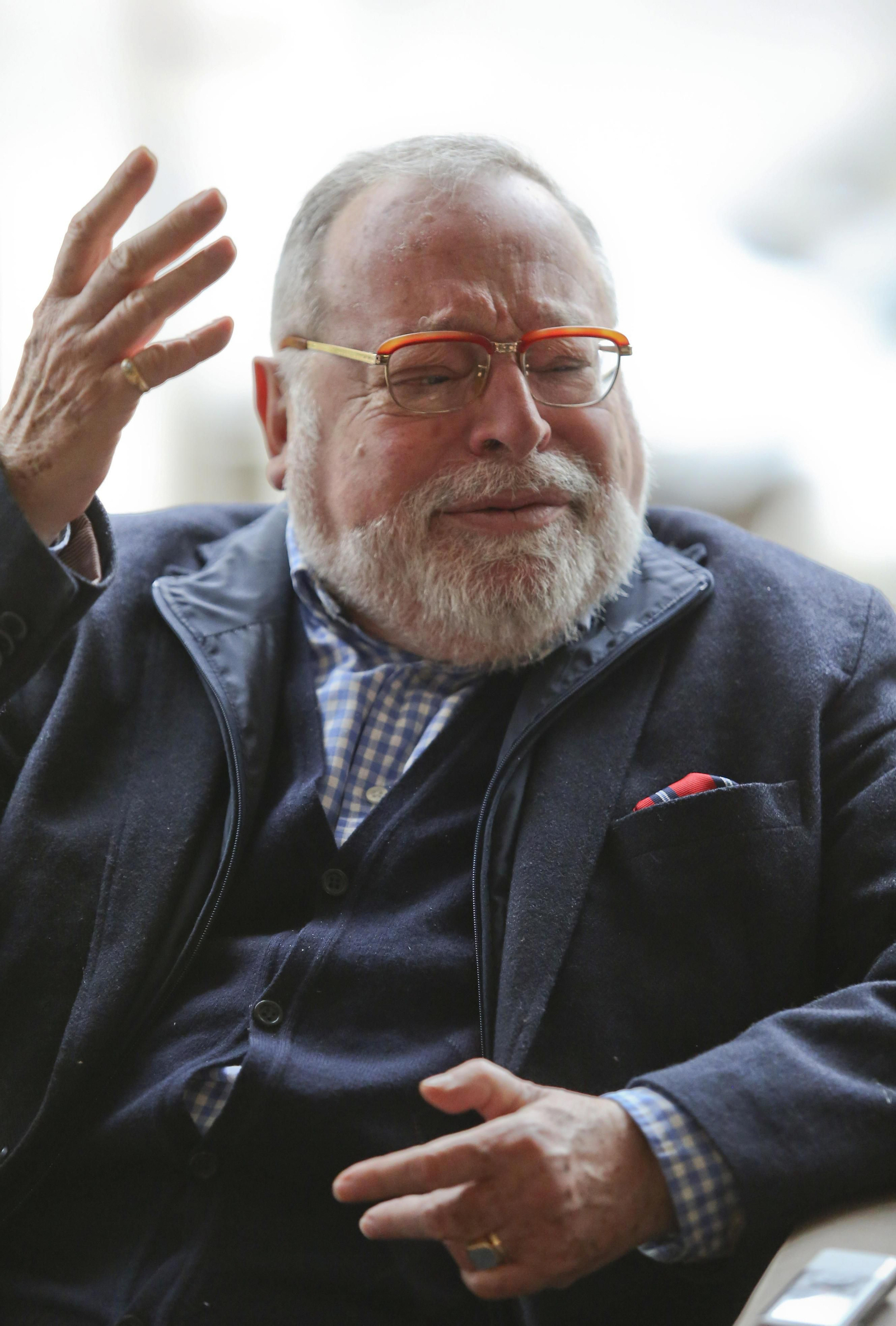 El profesor, durante la conversación.