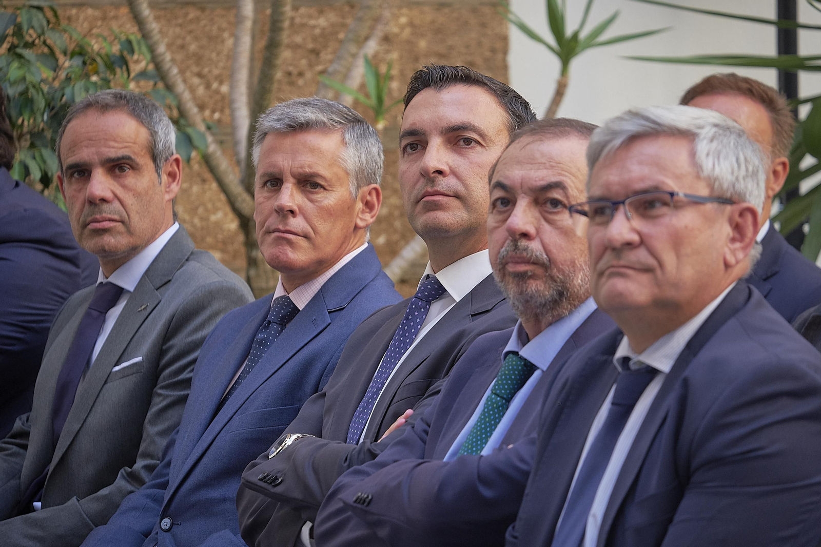 Autoridades y directivos de Airbus durante la presentación de la exposición.