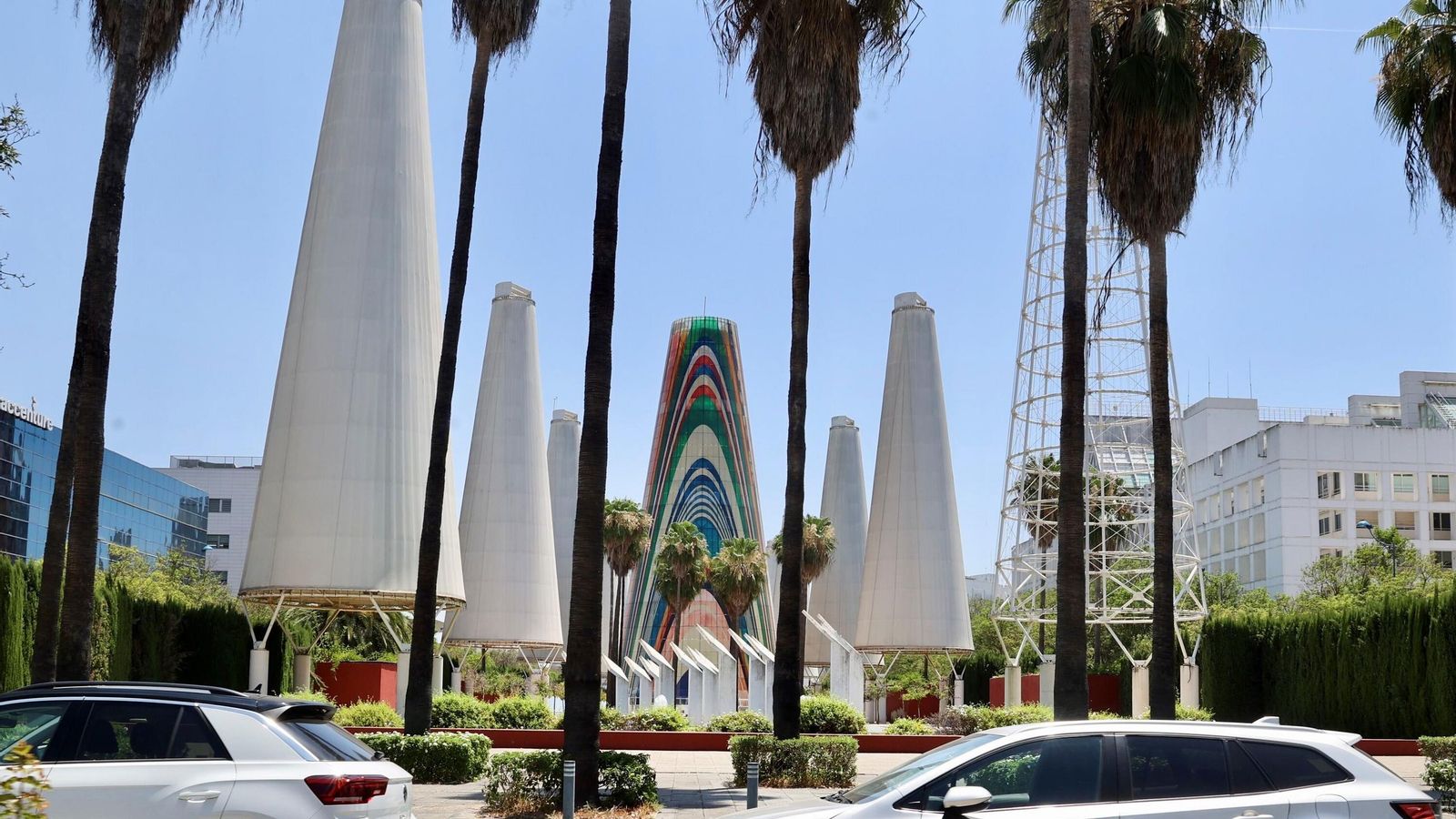 Varios coches estacionados en la avenida de Europa.