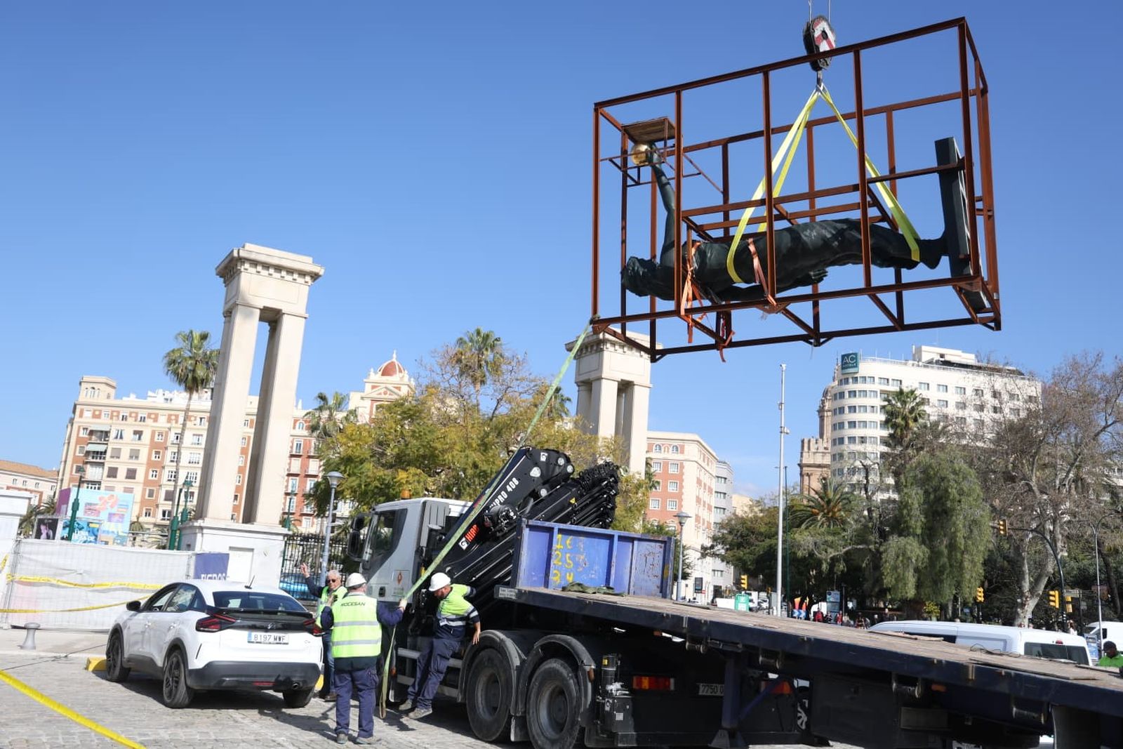 El montaje de las dos esculturas de Neptuno y Venus, en fotos