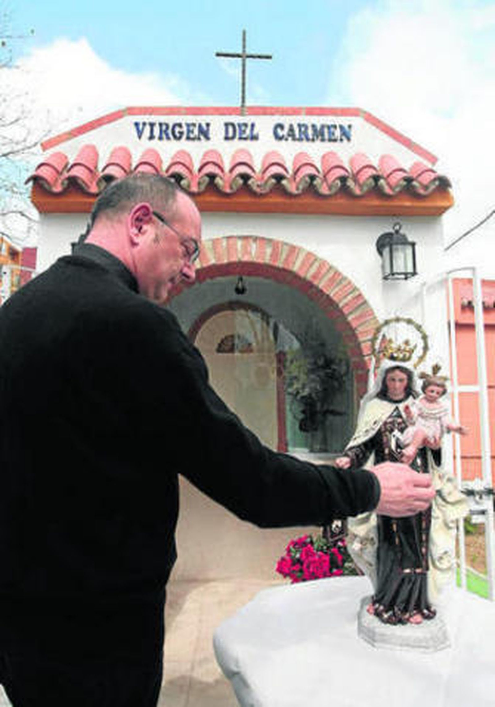 El Padre Ángel bendice la nueva imagen de la Virgen del Carmen, ayer.
