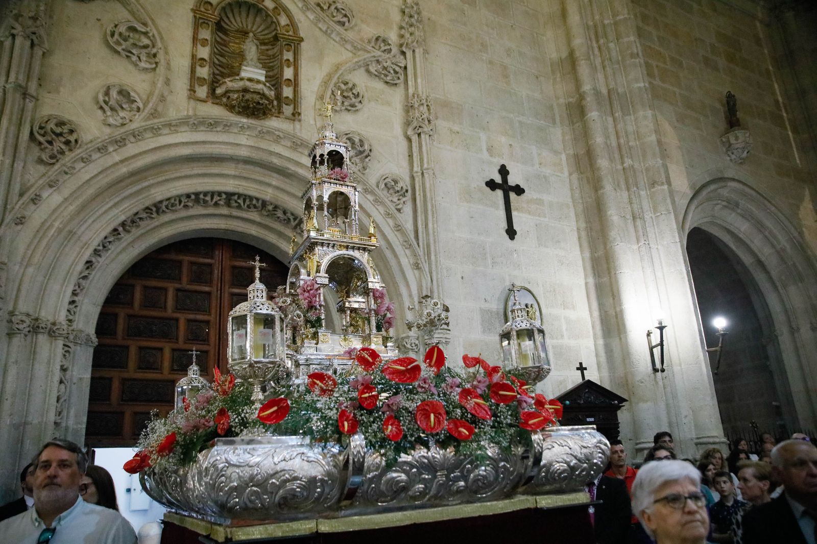 Imágenes de la procesión del Corpus Christi en Almería: así han sido la misa y la posterior marcha por la capital